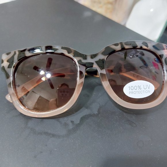 Liz Claiborne Womens UV Protection Sunglasses - Picture 6 of 7